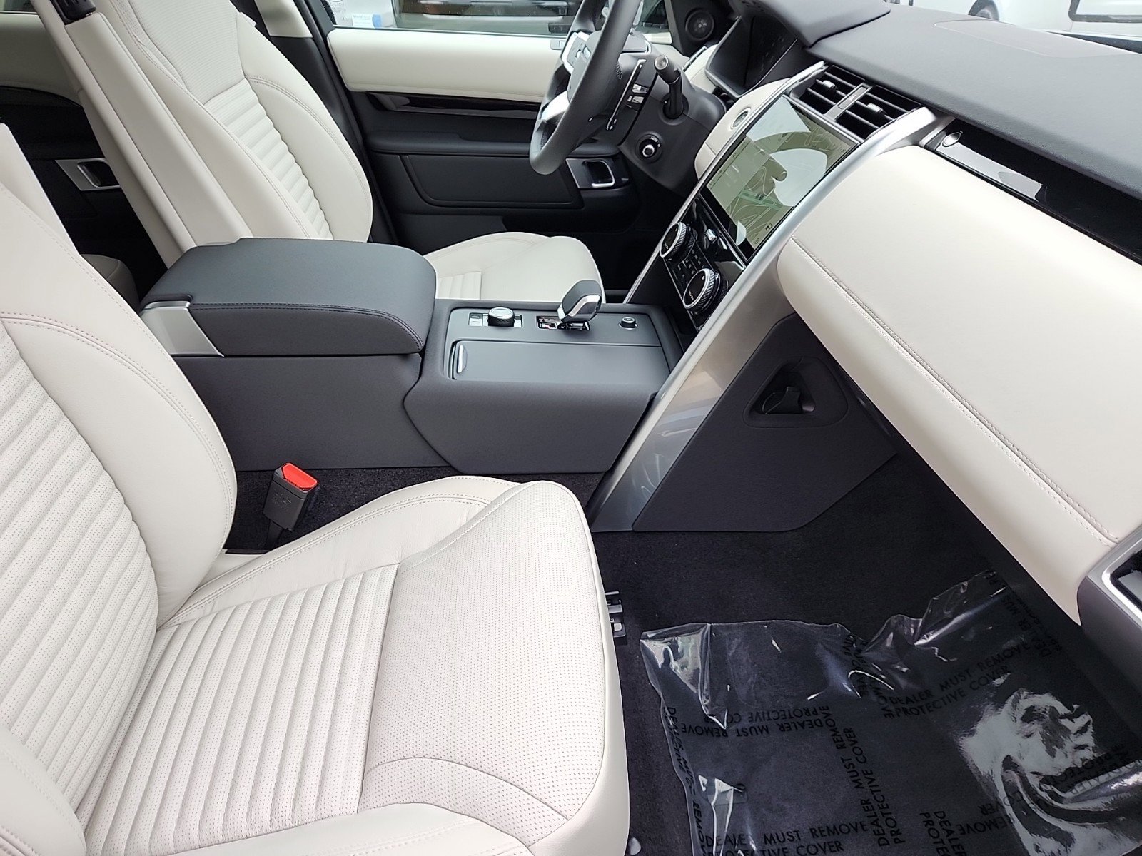 New 2025 Land Rover Discovery S image 3