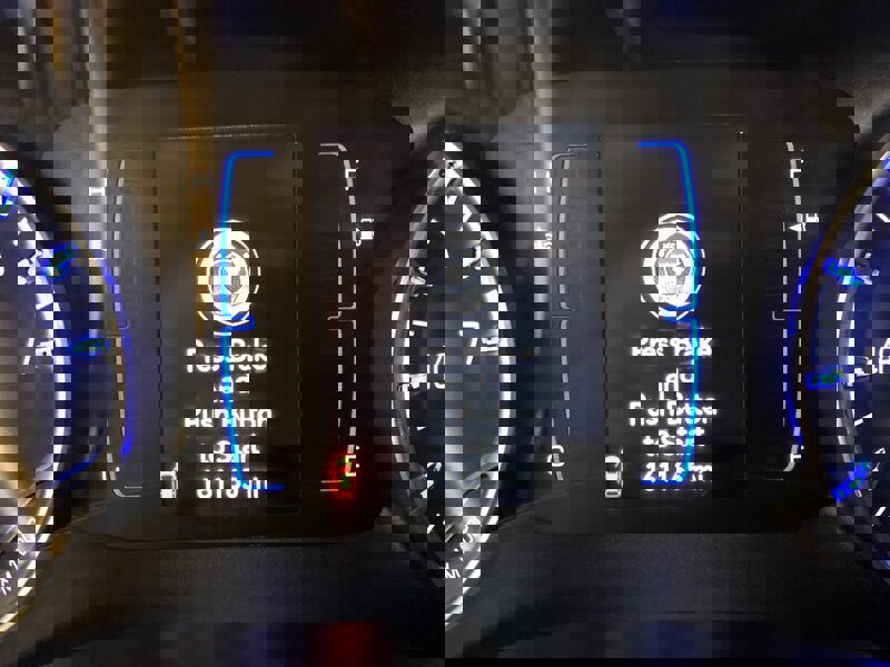 Used 2020 Chrysler Voyager LX image 11