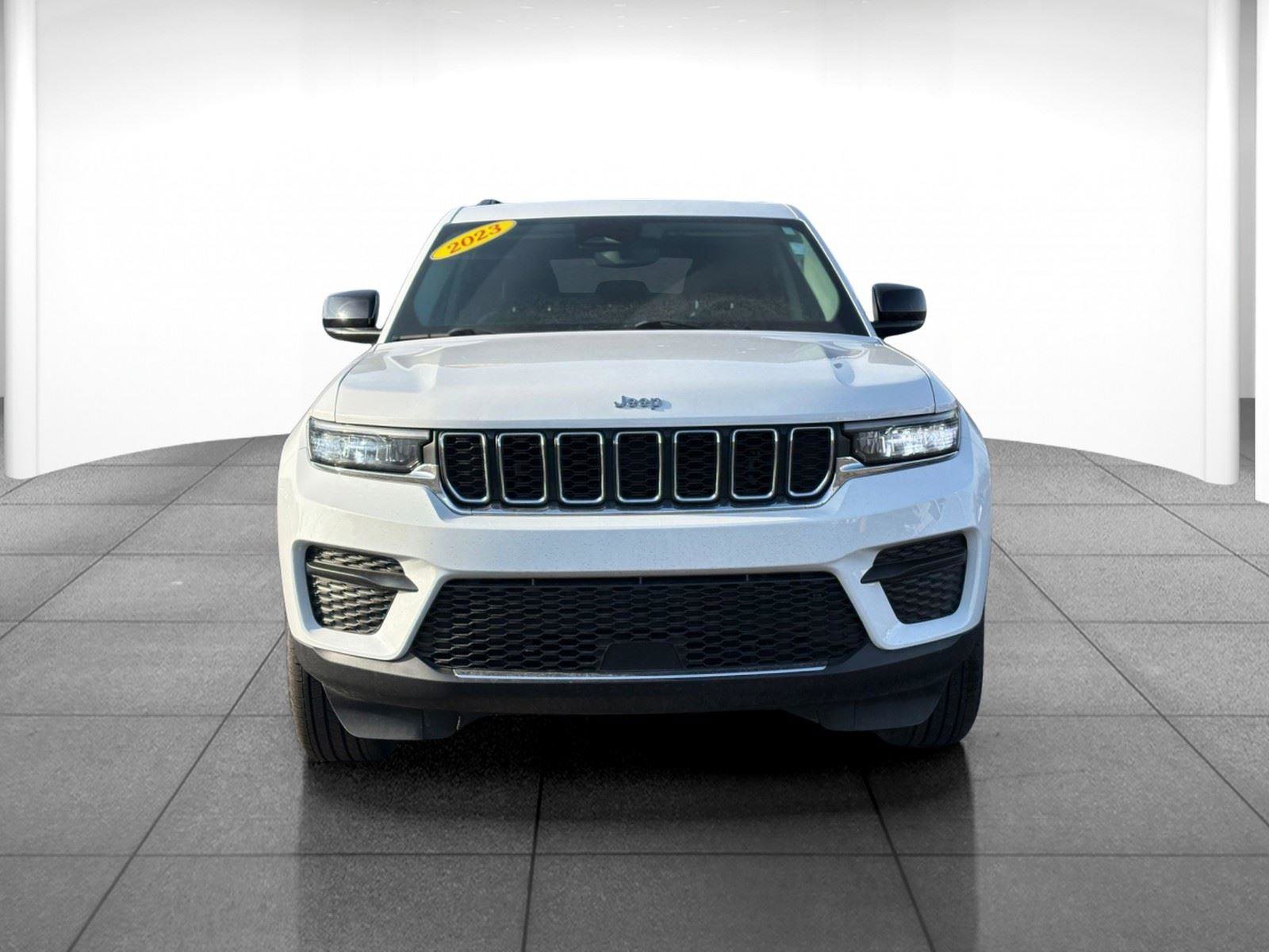 Used 2023 Jeep Grand Cherokee Laredo w/ Luxury Tech Group I image 2