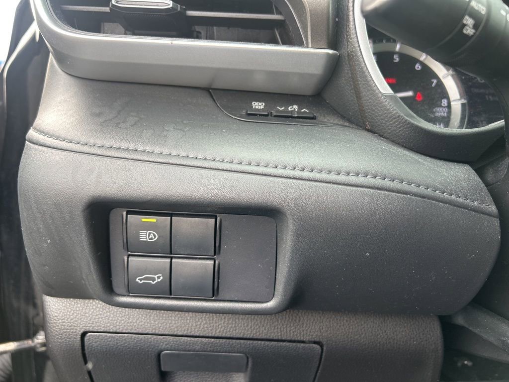 Used 2020 Toyota Highlander XLE image 19