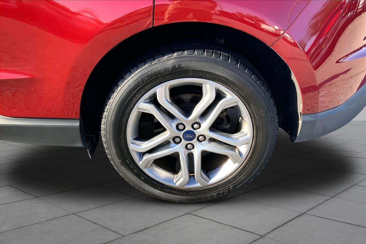 Used 2017 Ford Edge Titanium w/ Technology Package FWD image 11