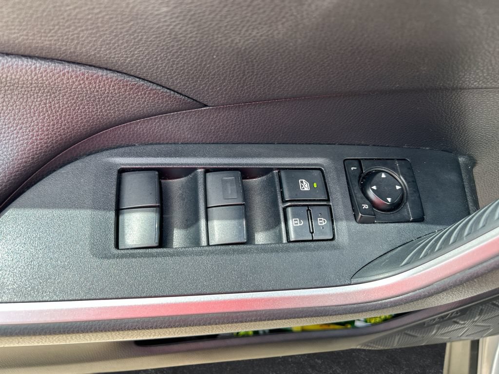 Used 2025 Toyota RAV4 LE AWD/4WD image 12