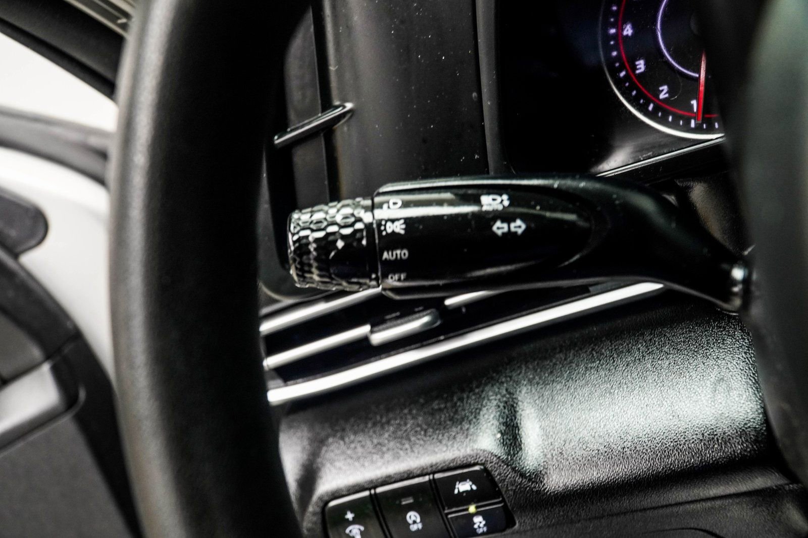 Used 2021 Hyundai Elantra SE image 25