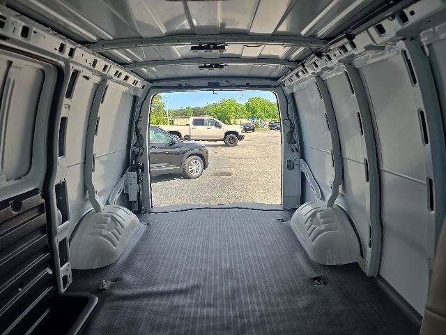 Used 2025 GMC Savana 3500 RWD image 24