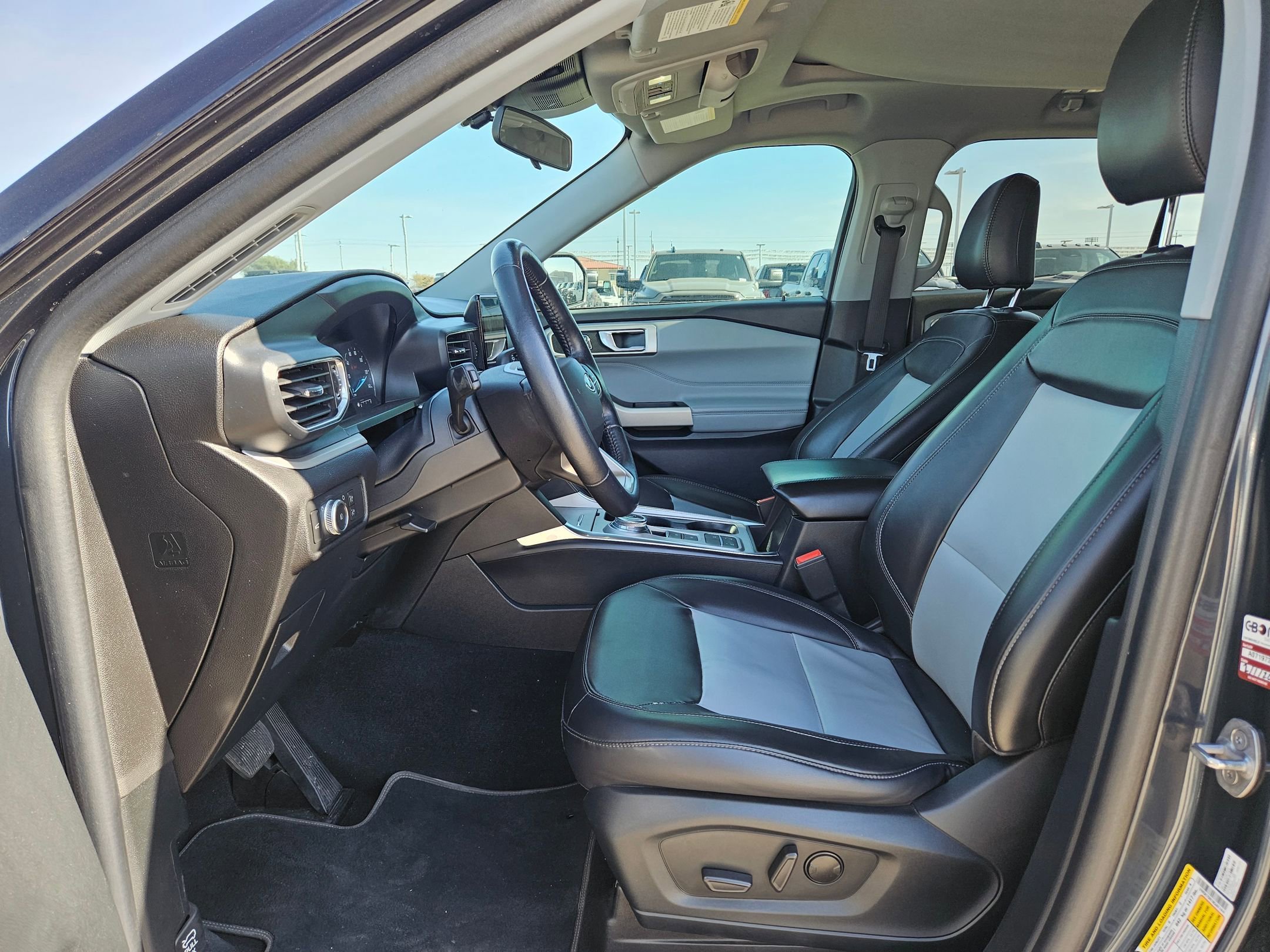 Used 2022 Ford Explorer XLT w/ Equipment Group 202A image 9