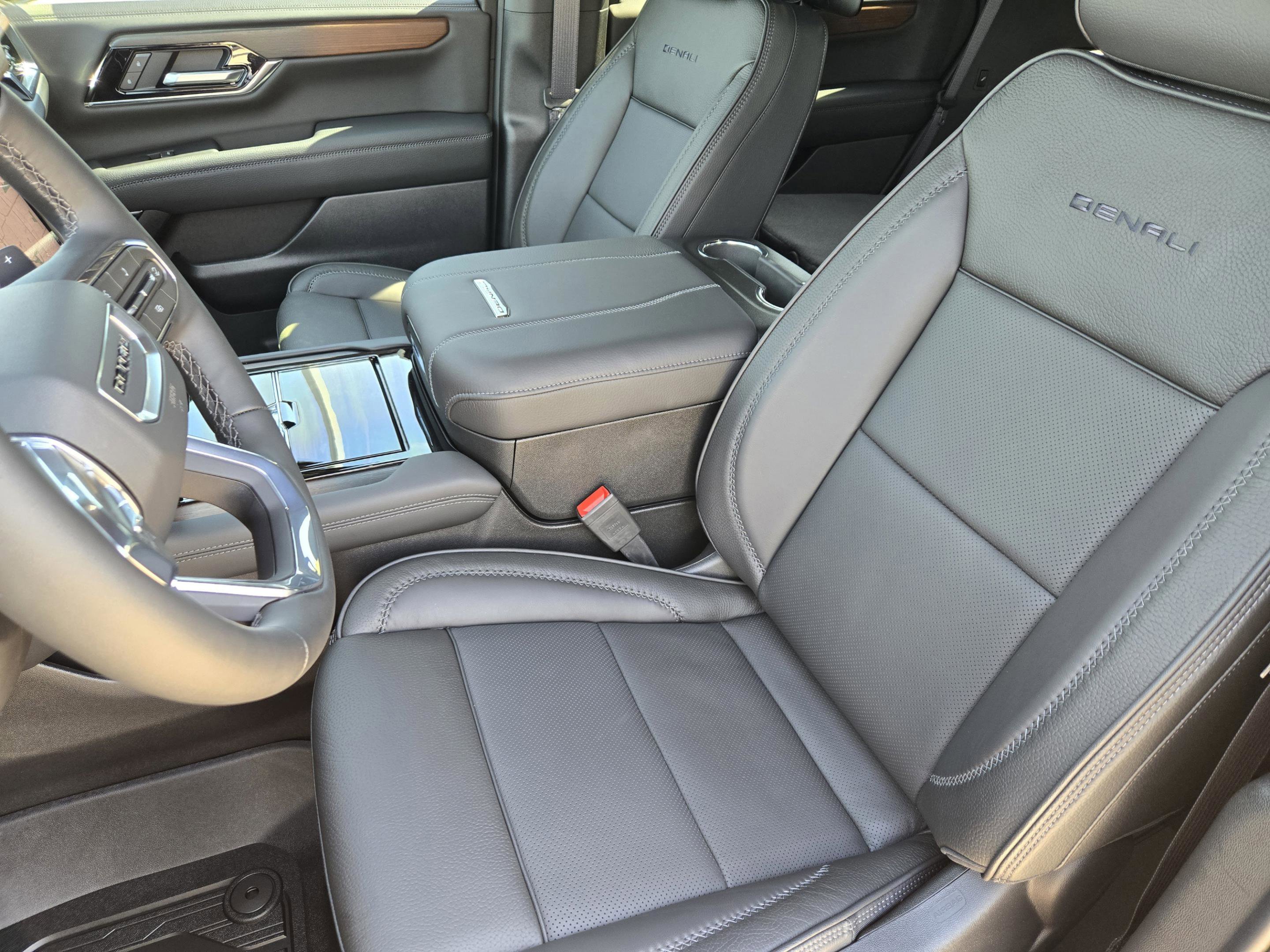 Used 2026 GMC Yukon Denali w/ Denali Reserve Package image 7