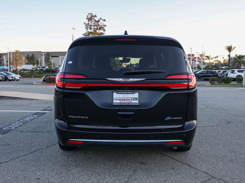 Used 2024 Chrysler Pacifica Select image 5