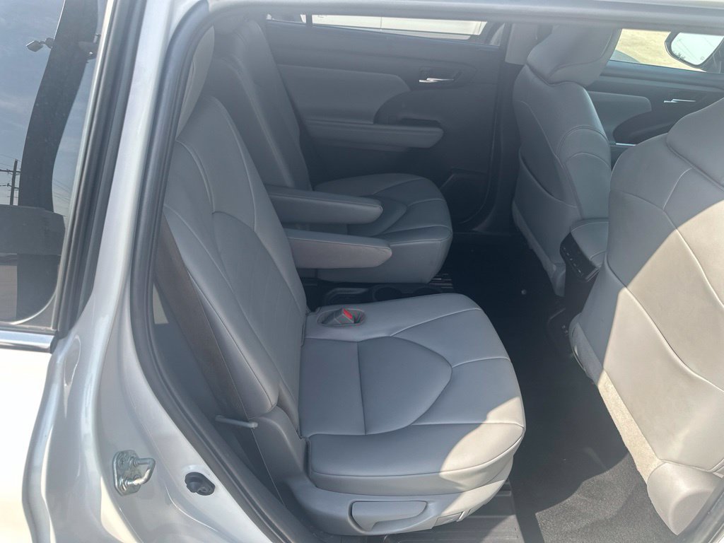 Used 2021 Toyota Highlander XLE FWD image 34