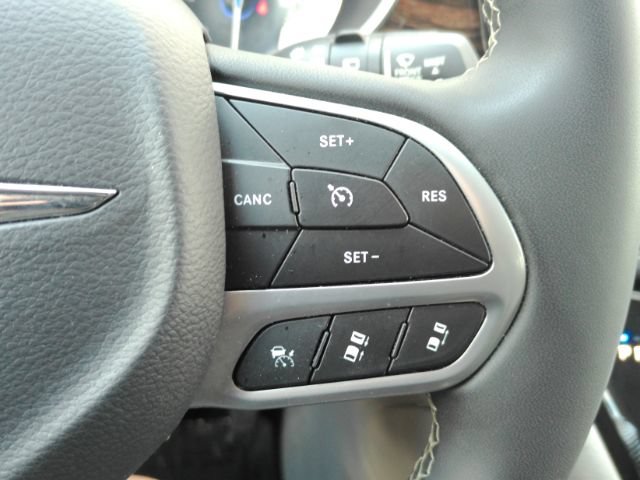 Used 2023 Chrysler Pacifica Limited FWD image 44