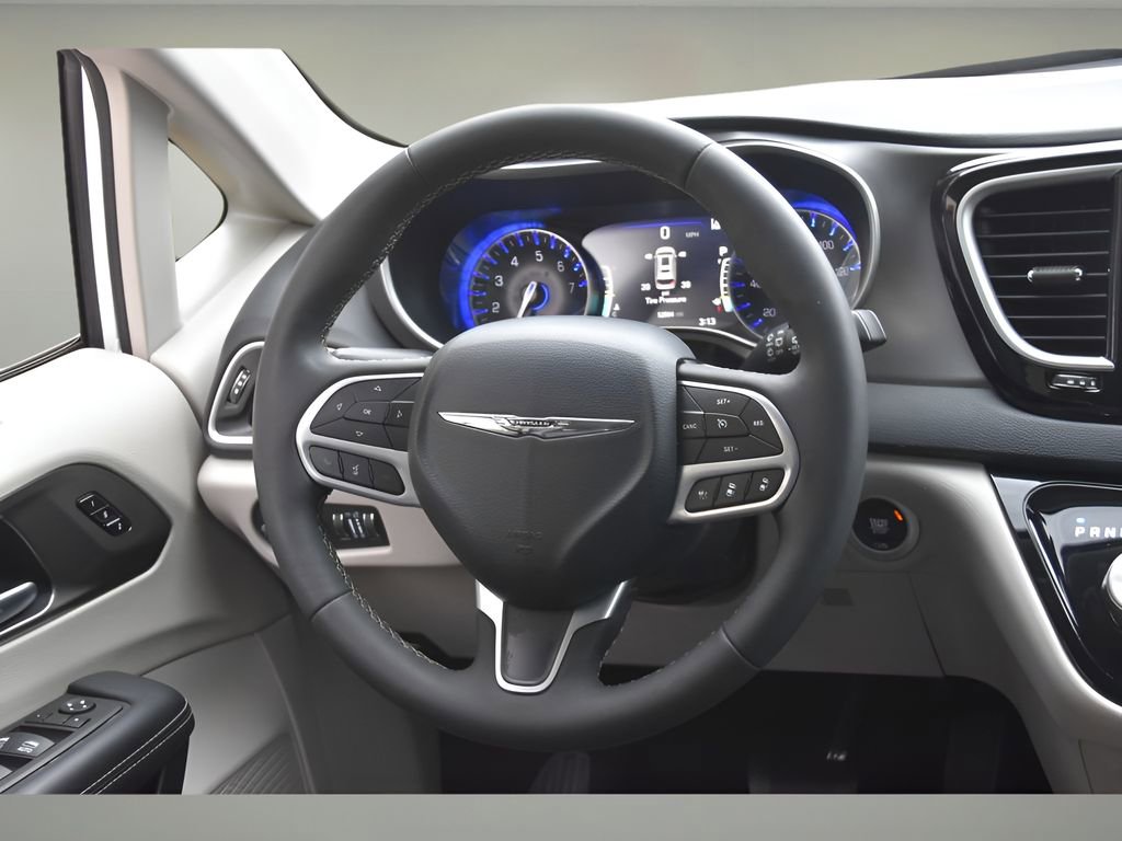 Used 2024 Chrysler Pacifica Touring-L image 17