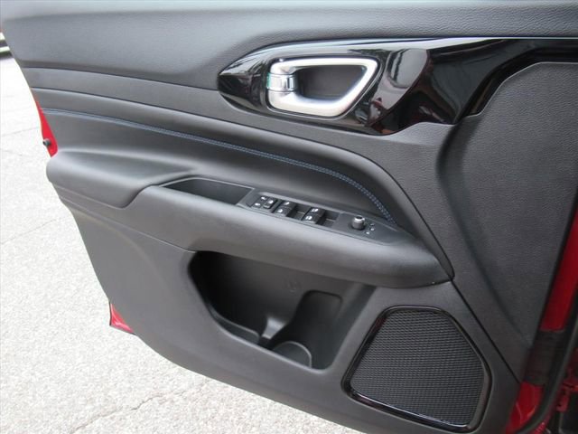 New 2026 Jeep Compass Latitude w/ Mopar Graphics Package image 24