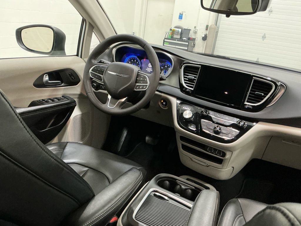 Used 2023 Chrysler Pacifica Touring-L image 16