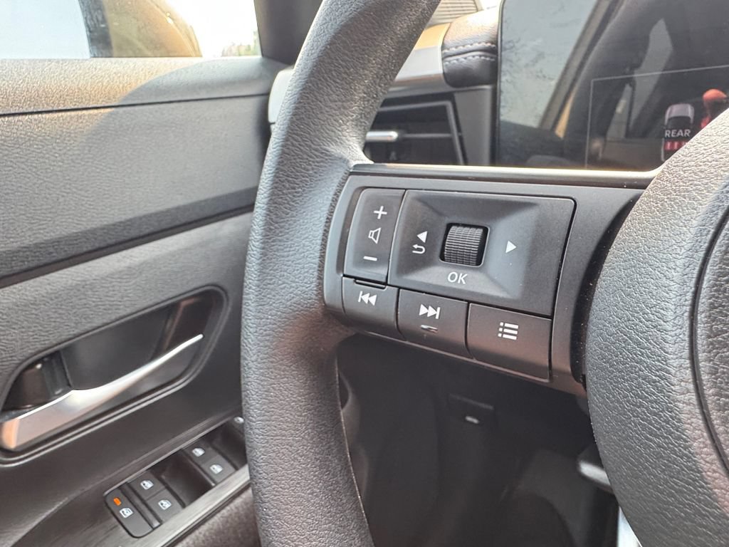 Used 2025 Nissan Kicks SV AWD/4WD image 31