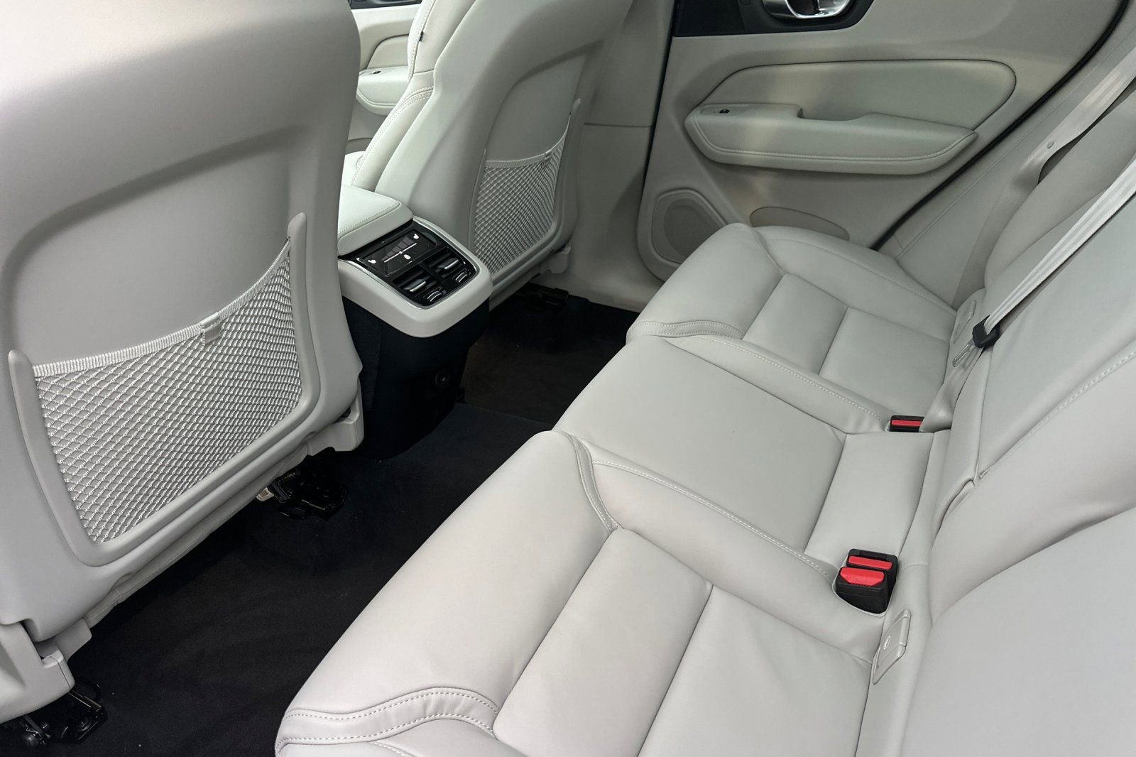 New 2026 Volvo XC60 B5 Ultra w/ Protection Package Premier image 4