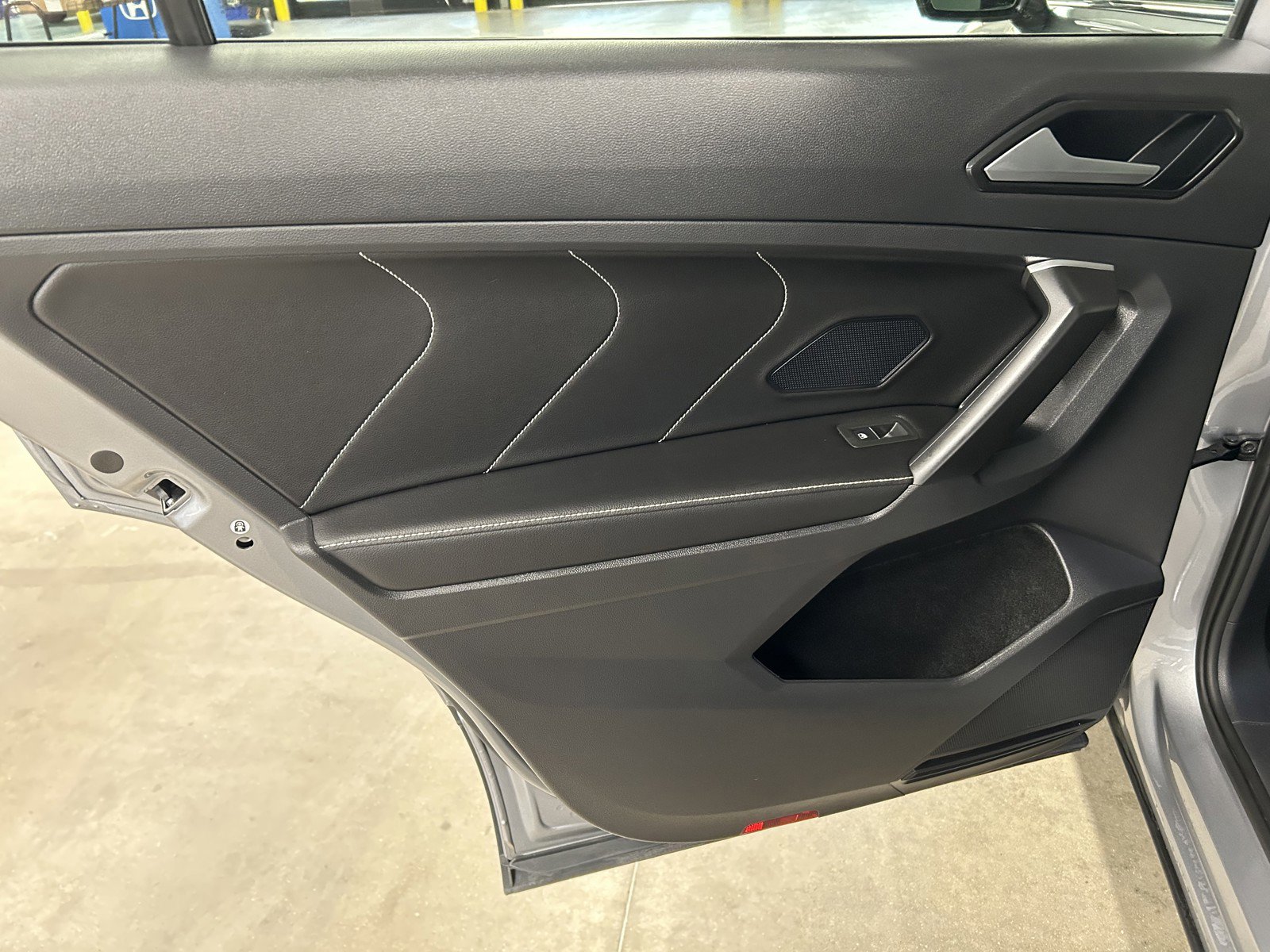 Used 2024 Volkswagen Tiguan SE image 11