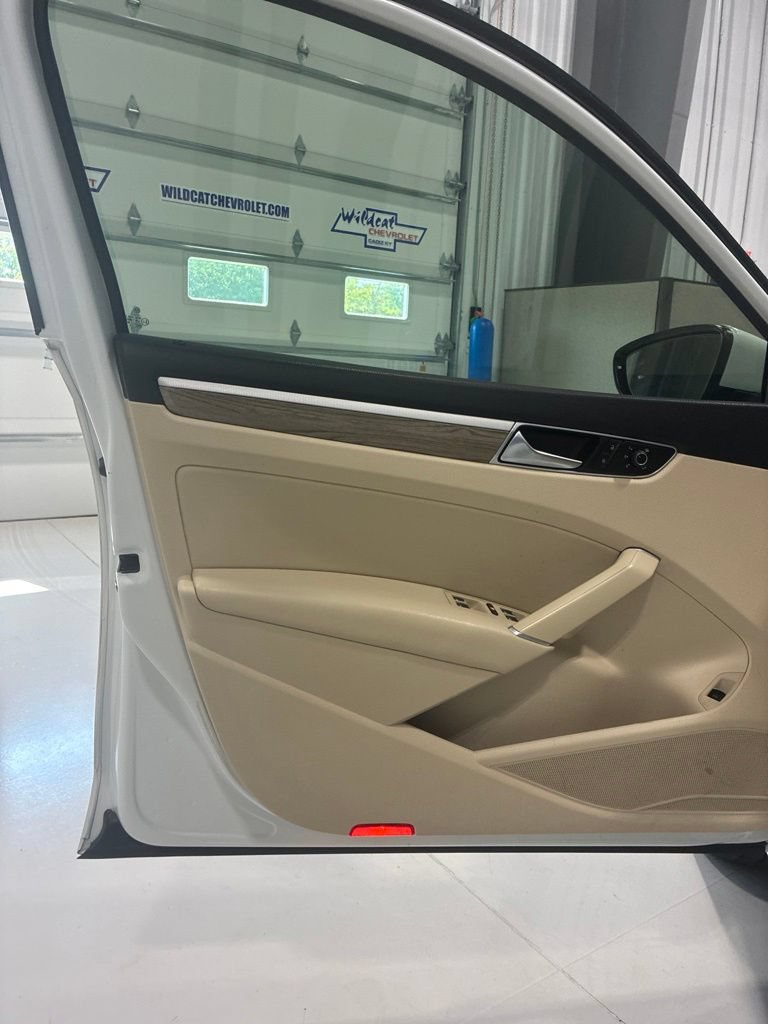 Used 2017 Volkswagen Passat 3.6 SEL Premium FWD image 12