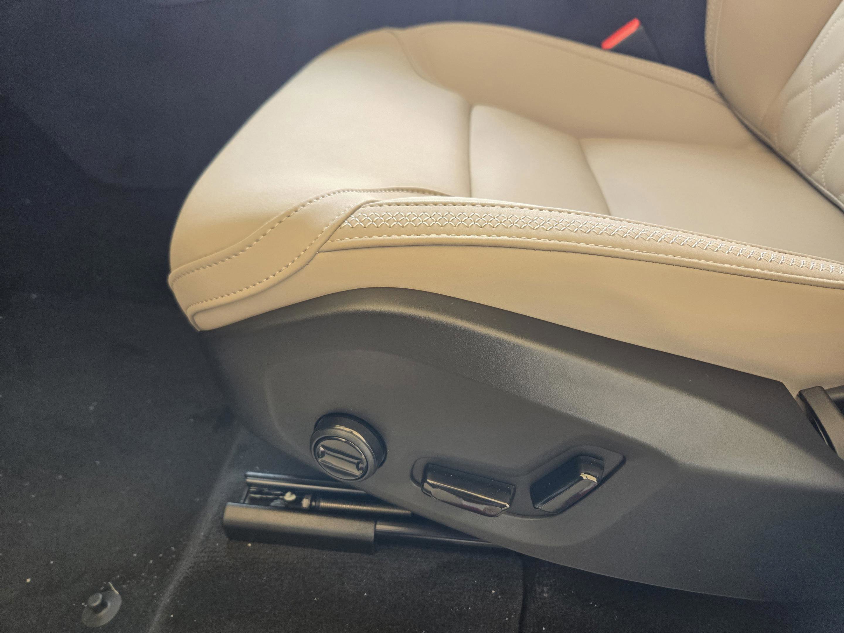New 2026 Volvo XC60 B5 Plus w/ Protection Package Premier AWD/4WD image 18