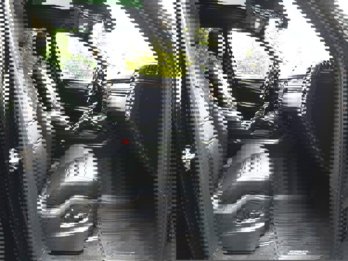 Used 2023 Porsche Cayenne Platinum Edition image 21