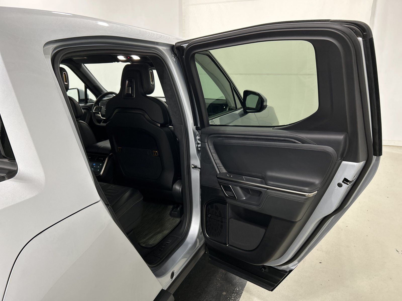 Used 2024 Rivian R1T Adventure Dual AWD/4WD image 19