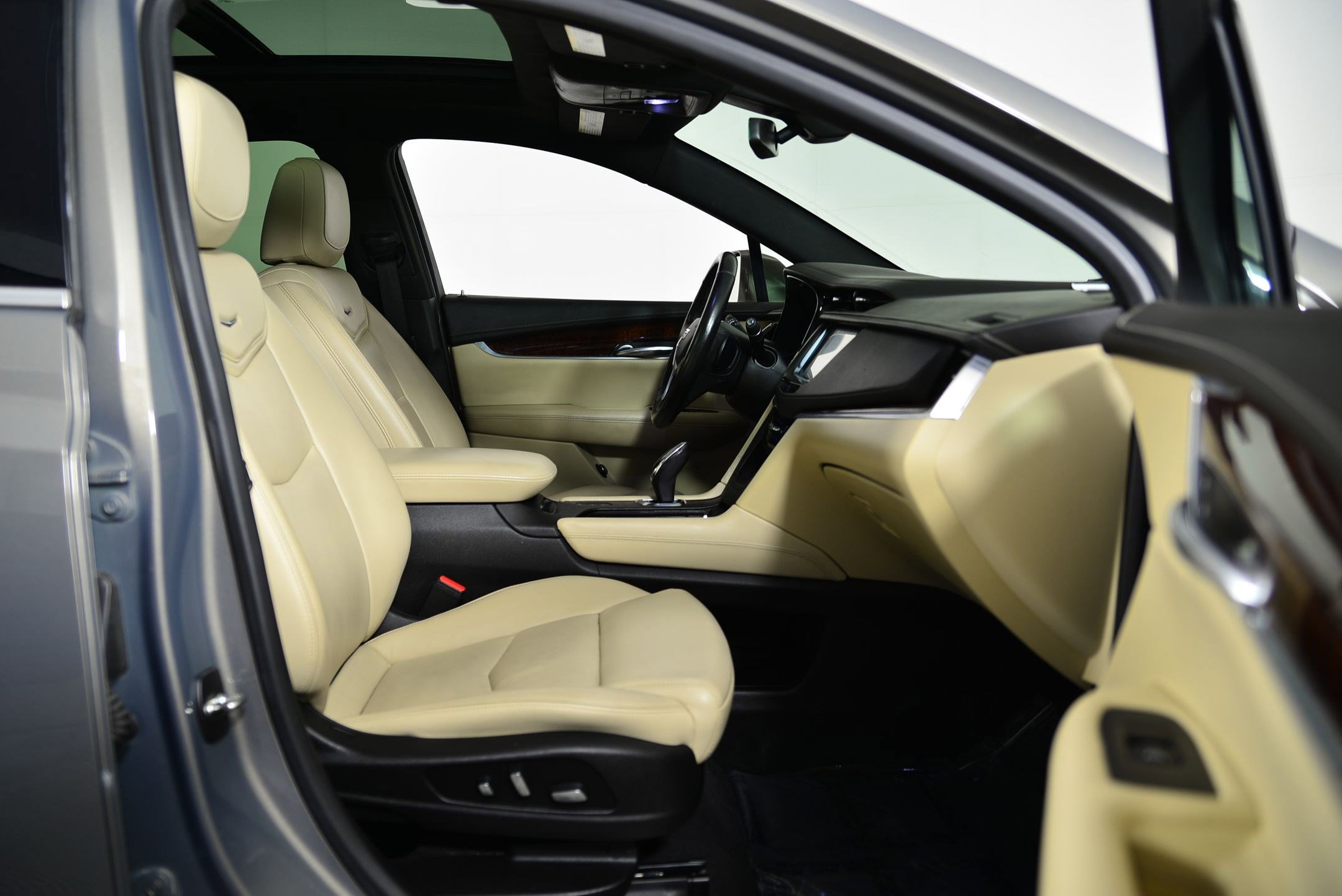 Used 2018 Cadillac XT5 Luxury w/ Driver Awareness Package image 19