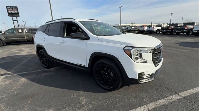 Used 2022 GMC Terrain SLE w/ Driver Convenience Package image 2
