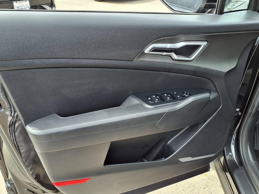 Used 2025 Kia Sportage LX FWD image 12