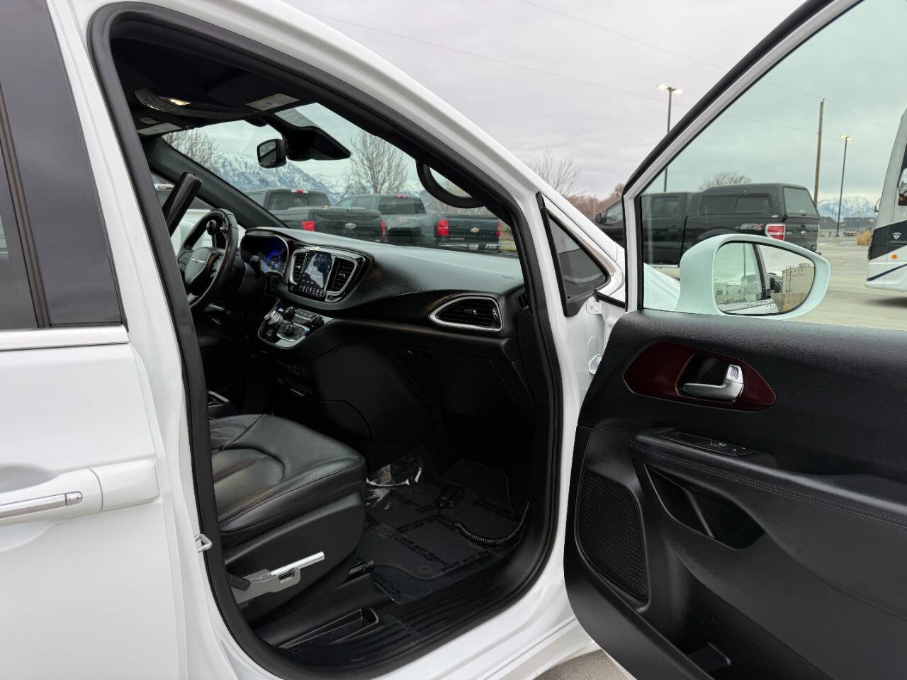 Used 2020 Chrysler Pacifica Touring-L image 18