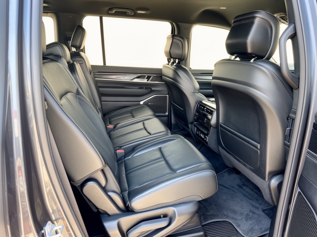 Used 2024 Jeep Wagoneer 2WD image 29