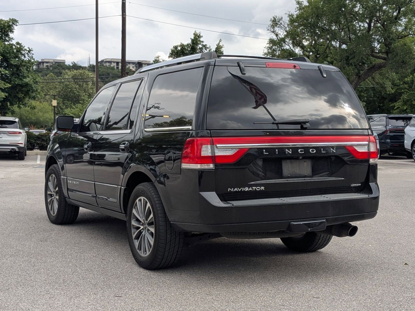 Used 2017 Lincoln Navigator Select RWD image 3