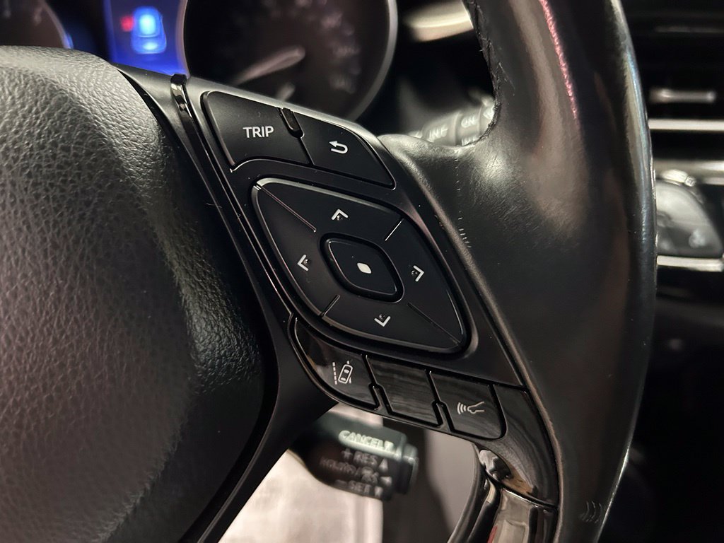 Used 2019 Toyota C-HR XLE FWD image 11