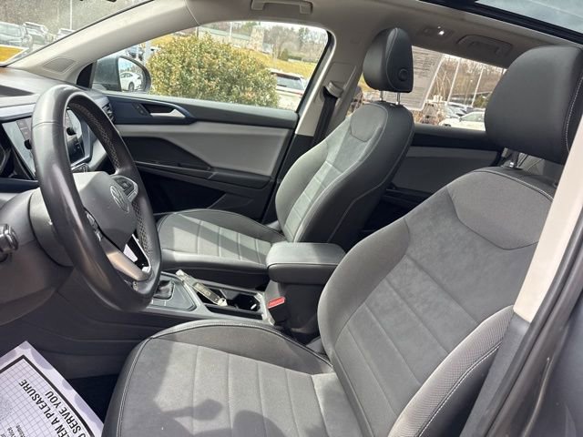 Used 2022 Volkswagen Taos SE w/ Panoramic Sunroof Package FWD image 25
