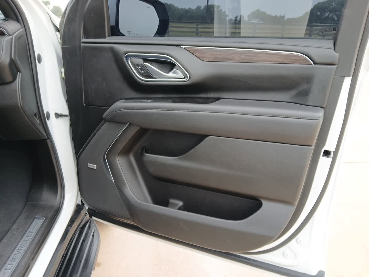 Used 2022 Chevrolet Suburban LT w/ Luxury Package RWD image 48