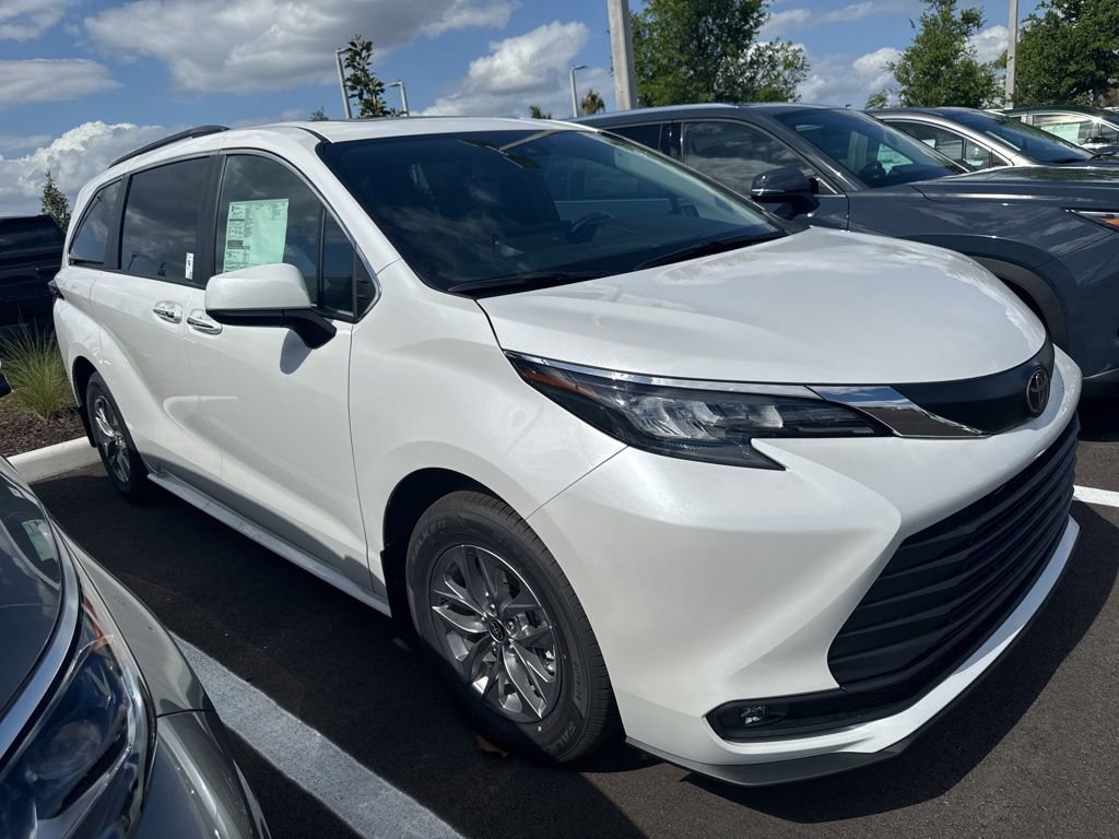 New 2026 Toyota Sienna XLE FWD image 3