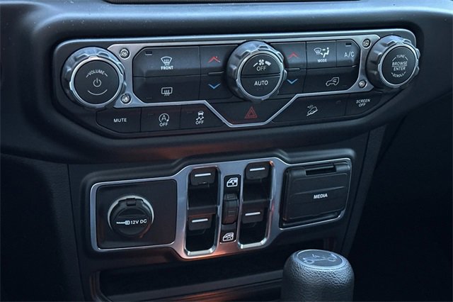 Used 2019 Jeep Wrangler Unlimited Sahara image 24