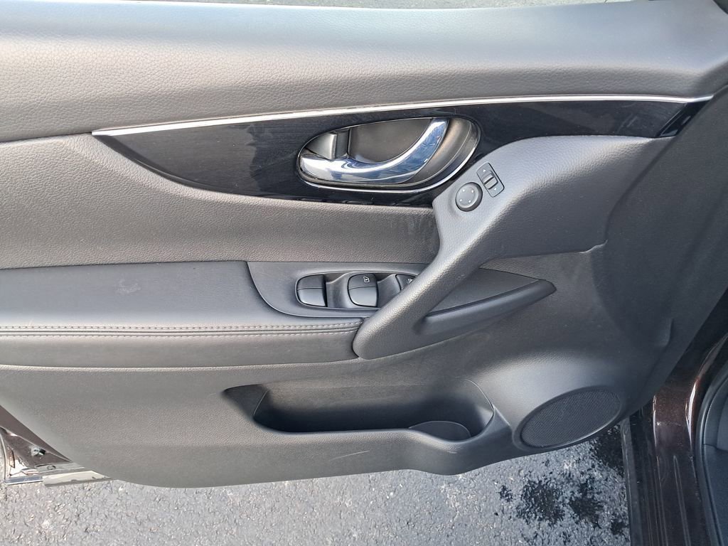 Used 2017 Nissan Rogue Sport SL w/ SL Premium Package image 11