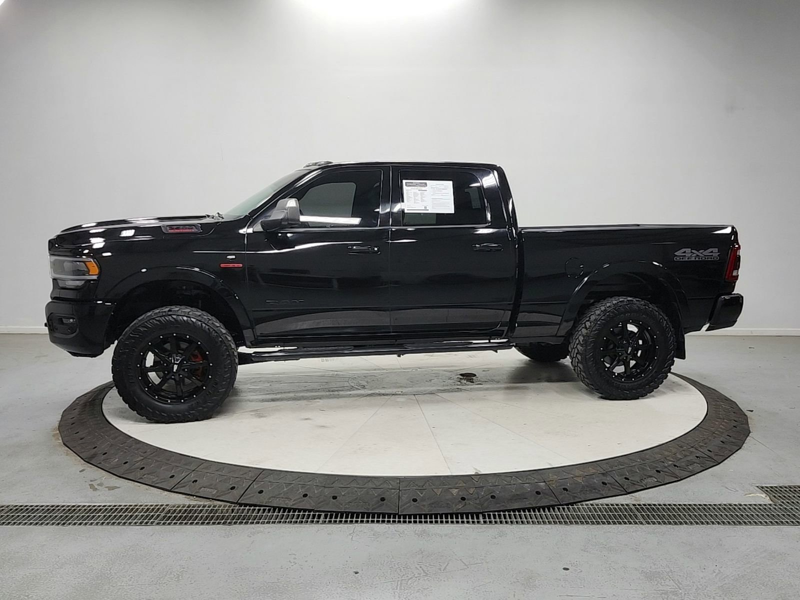 Used 2019 RAM 2500 Laramie w/ Black Appearance Package AWD/4WD image 4