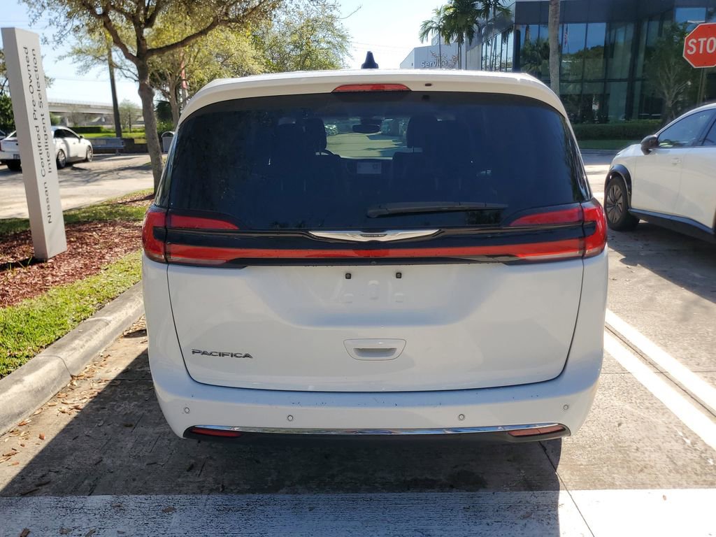 Used 2023 Chrysler Pacifica Touring-L FWD image 5