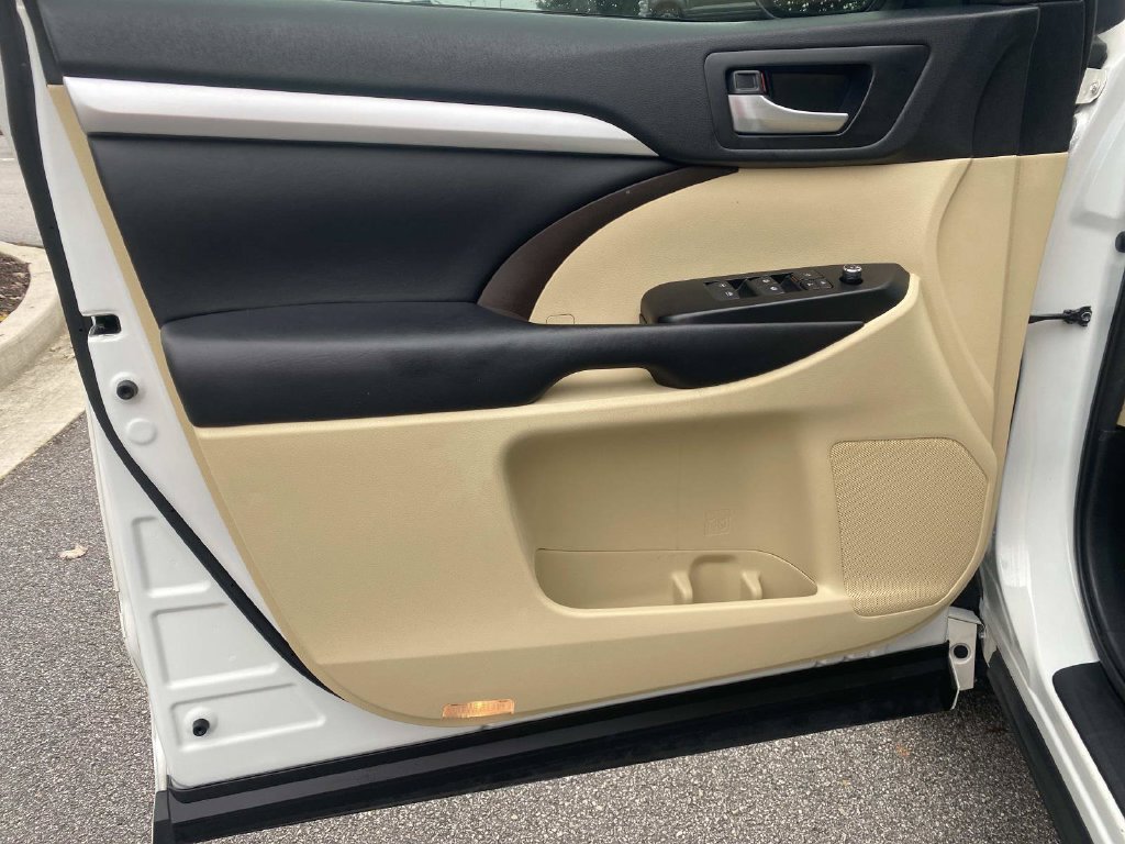 Used 2018 Toyota Highlander XLE FWD image 17