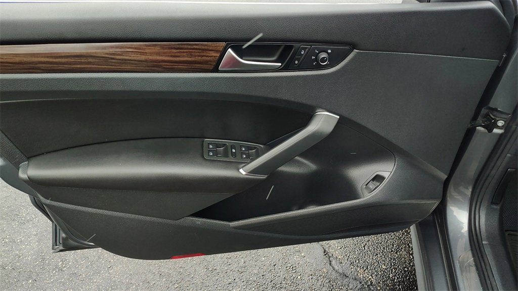 Used 2020 Volkswagen Passat 2.0T SEL image 8