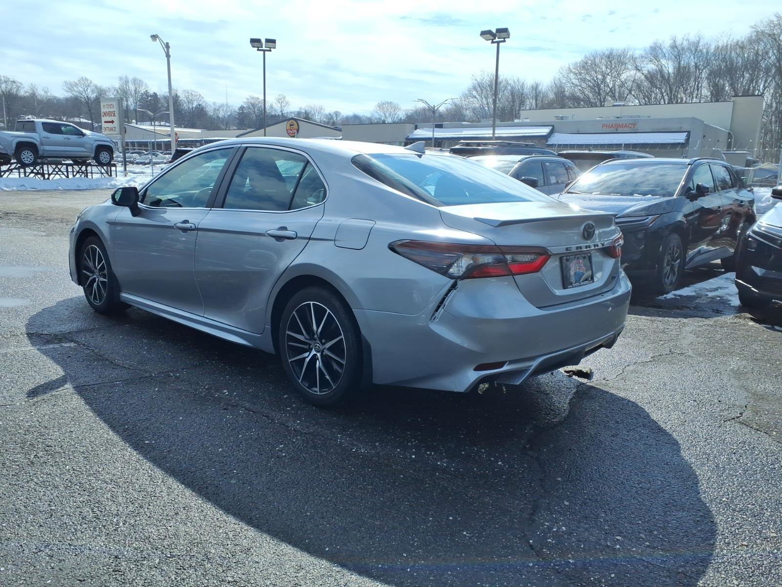 Used 2023 Toyota Camry SE FWD image 3