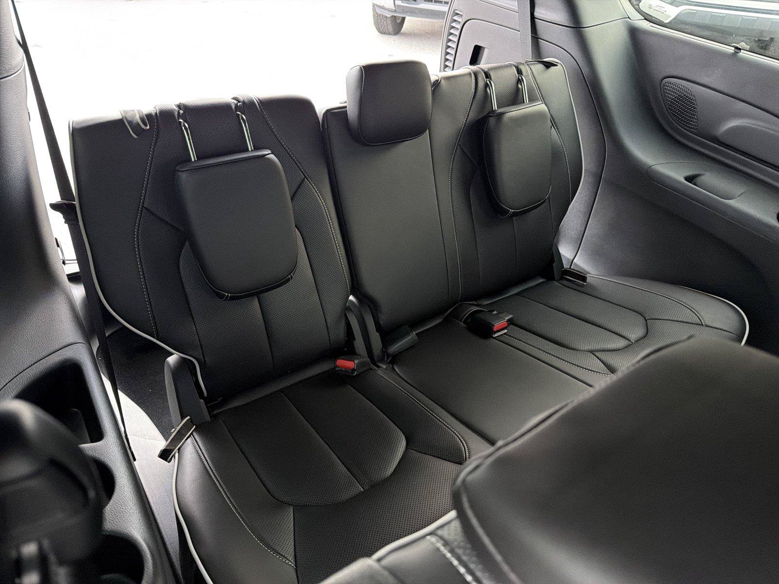 Used 2025 Chrysler Pacifica Limited AWD/4WD image 14