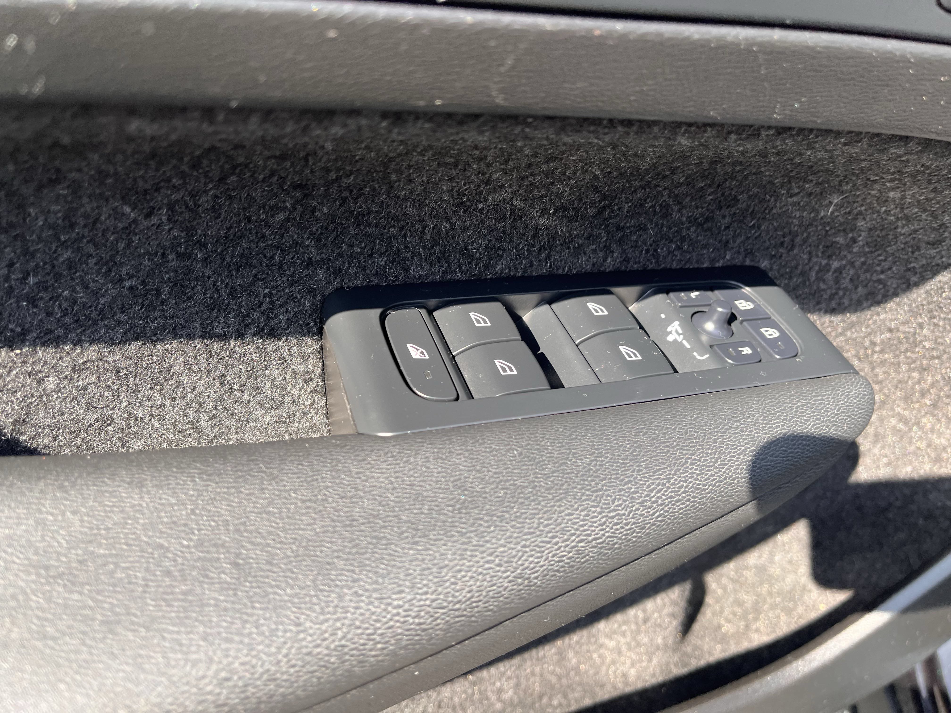 Certified 2025 Volvo XC40 B5 Core AWD/4WD image 8