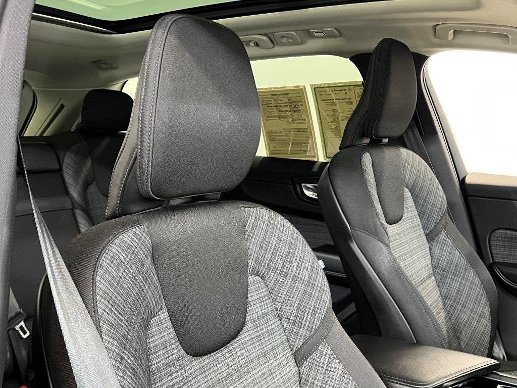 Used 2022 Volvo XC60 B5 Momentum image 11