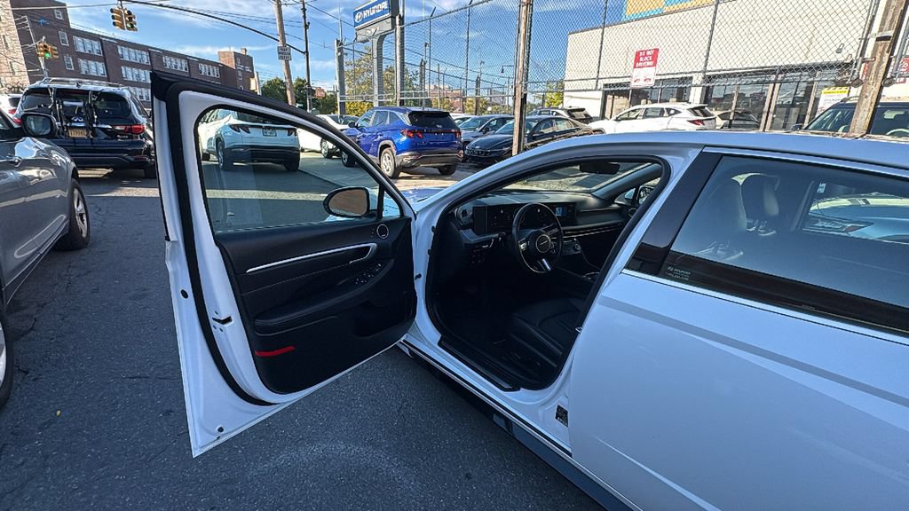 Used 2025 Hyundai Sonata Limited FWD image 11