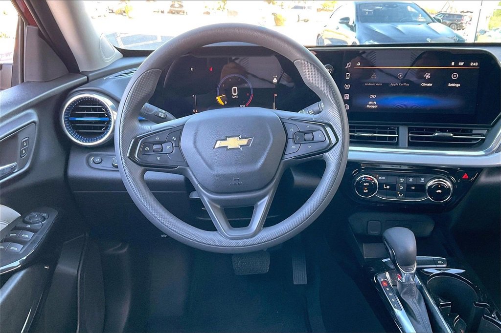 Used 2025 Chevrolet Trax LT image 5