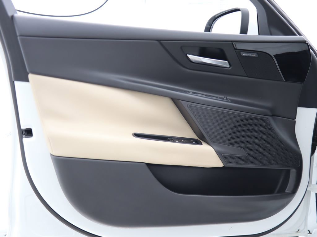 Used 2017 Jaguar XE Premium image 37