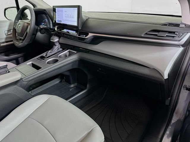 Used 2025 Toyota Sienna XLE image 30