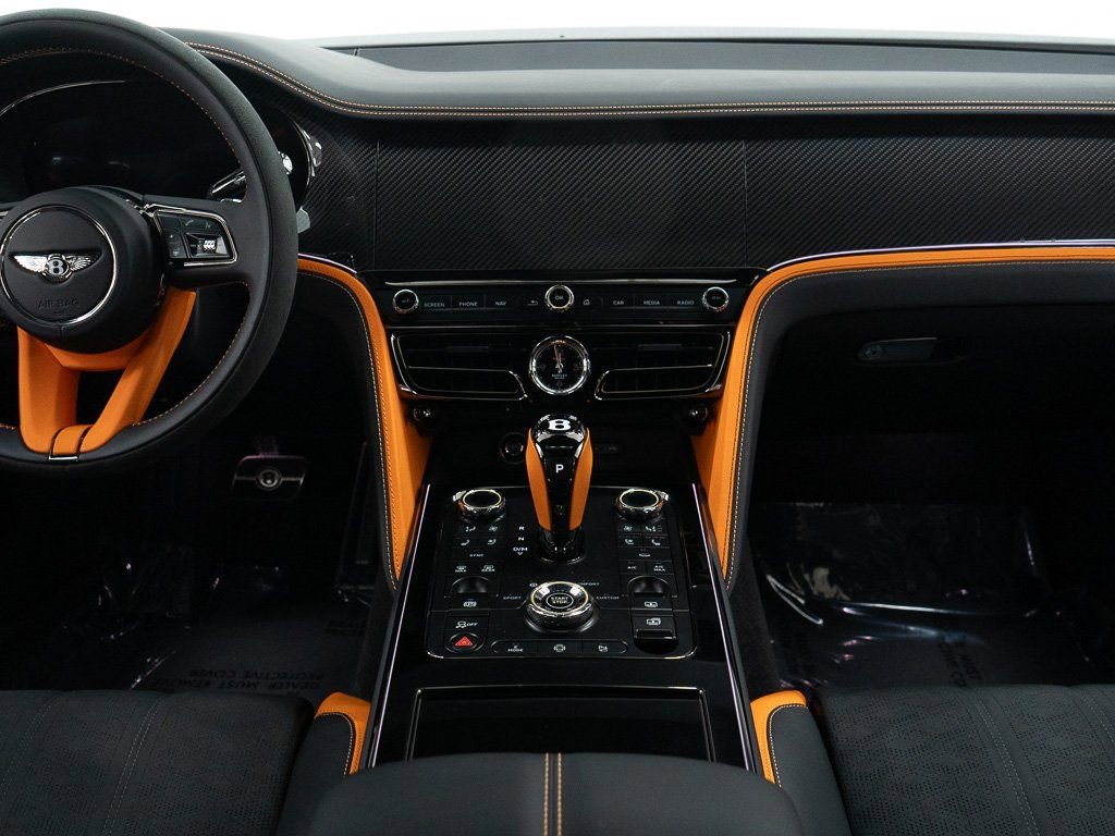 Used 2025 Bentley Flying Spur Plug-In Hybrid image 32