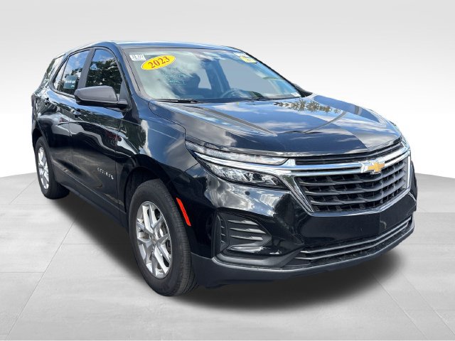 Used 2023 Chevrolet Equinox LS w/ Driver Confidence II Package FWD image 2