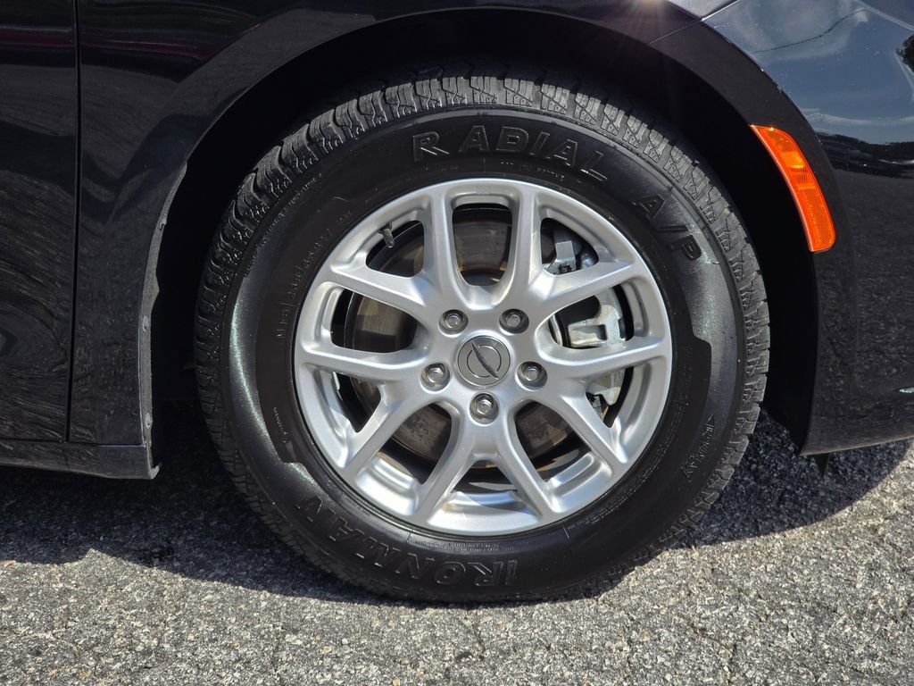 Used 2024 Chrysler Pacifica Touring-L FWD image 21